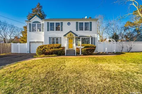 610 11th St, West Babylon, NY 11704