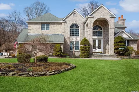 10 Esplanade Dr, Patchogue, NY 11772