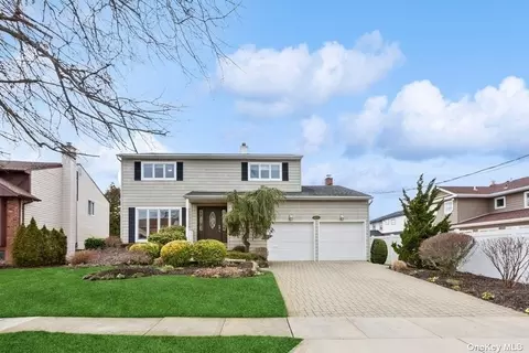 3104 Camden Ln, Merrick, NY 11566