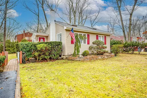 26 Setauket Trl, Ridge, NY 11961