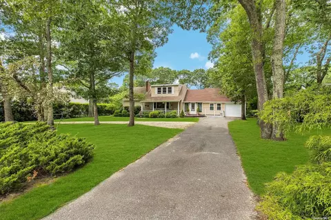 4 Wilson Dr, Hampton Bays, NY 11946