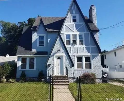 17 Hope St, Hempstead, NY 11550