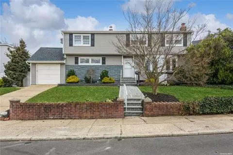 888 Plum Tree Rd, Westbury, NY 11590
