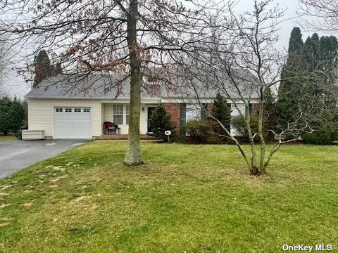 13 Midfield Pl, Riverhead, NY 11901