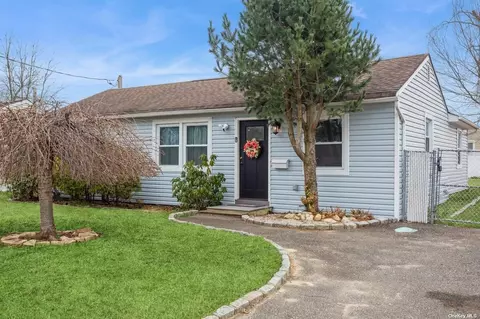 28 Tamarack St, Central Islip, NY 11722