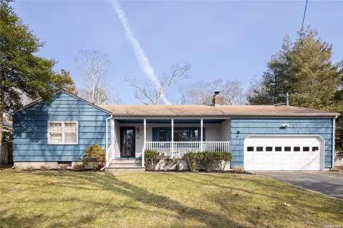 6 Robins Nest Ln, Hampton Bays, NY 11946