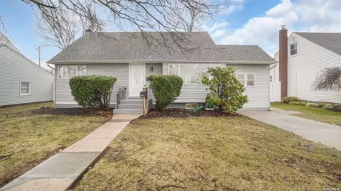 3892 Peter St, Seaford, NY 11783