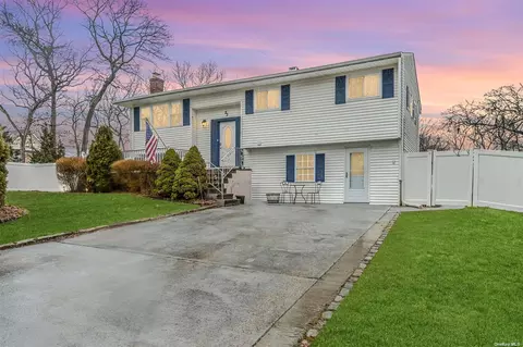 23 Alpine St, Port Jefferson Station, NY 11776