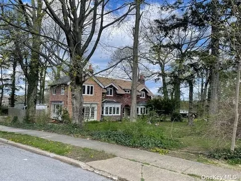 30 Bryce Ave, Glen Cove, NY 11542