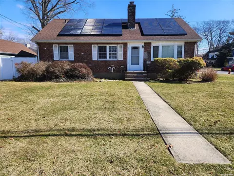 81 Pettit Ave, Merrick, NY 11566