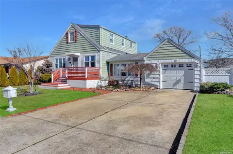 40 Riviera Pkwy, Lindenhurst, NY 11757