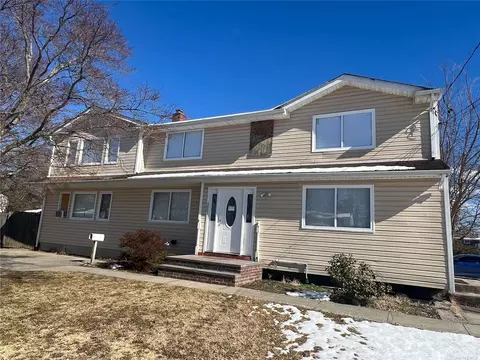 1661 Manatuck Blvd, Bay Shore, NY 11706