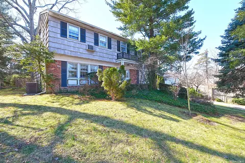 4 Mineola Ave, Roslyn Estates, NY 11576