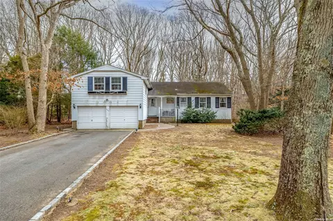 264 N Country Rd, Smithtown, NY 11787