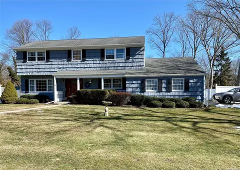 1 Lancelot Ln, Setauket, NY 11733