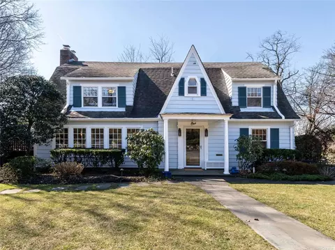 1 Briarcliff Dr, Port Washington, NY 11050