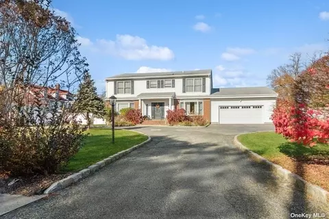 411 Middle Rd, Bayport, NY 11705