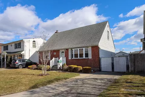 243 Jamaica Blvd, Carle Place, NY 11514