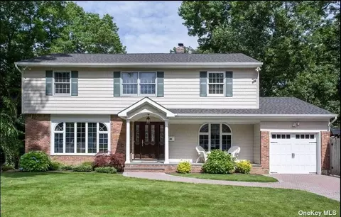 1 Willow Rd, Old Bethpage, NY 11804