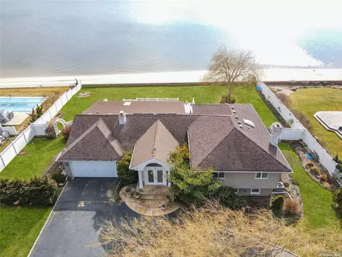 142 Wagstaff Ln, West Islip, NY 11795