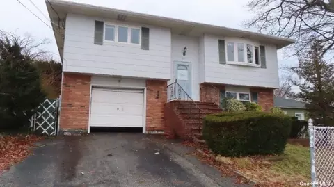 77 11th Ave, Huntington Station, NY 11746