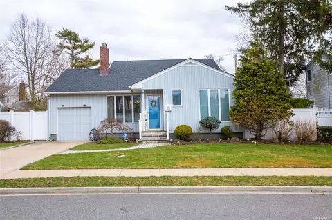 21 Elderberry Rd, Syosset, NY 11791
