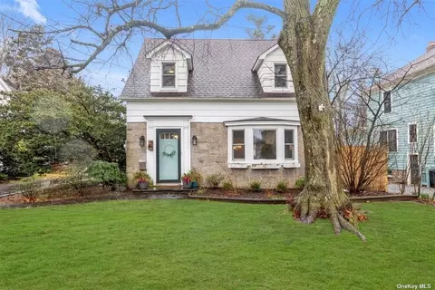 5 Walnut St, Glen Head, NY 11545