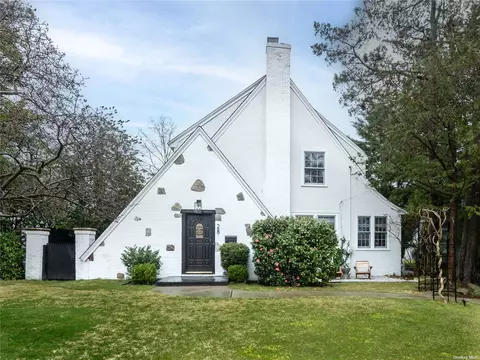28 Mitchell Rd, Port Washington, NY 11050