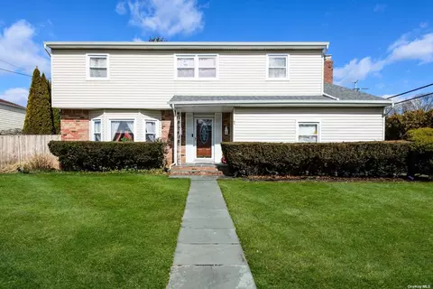 1 Mccormick St, Dix Hills, NY 11746