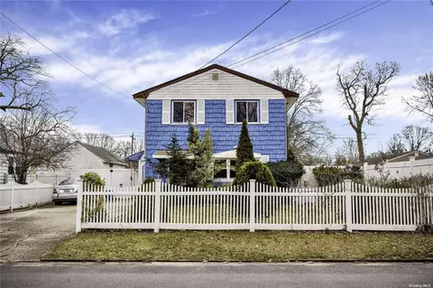 410 45 St, Copiague, NY 11726