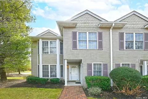 811 Altessa Blvd #811, Melville, NY 11747