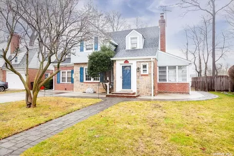 45 Gerard Ave E, Malverne, NY 11565