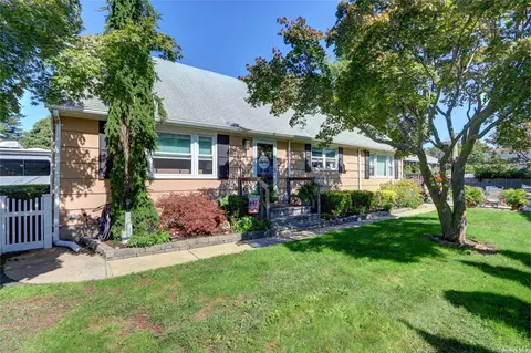 291 Higbie Ln, West Islip, NY 11795