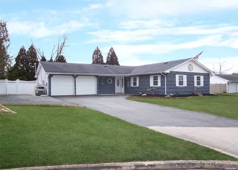 6 Edieann Ct, Coram, NY 11727