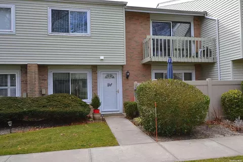 223 Springmeadow Dr #F, Holbrook, NY 11741