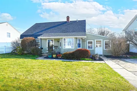 33 Elmtree Ln, Levittown, NY 11756