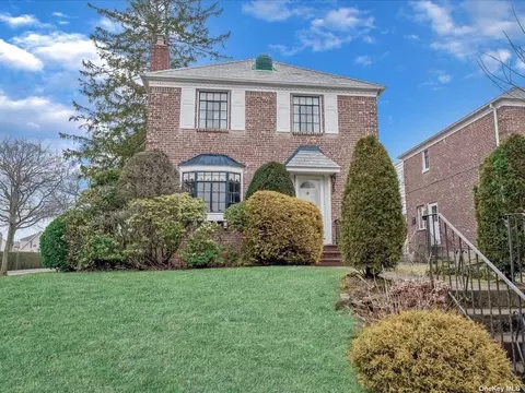 75-03 182nd St, Fresh Meadows, NY 11366
