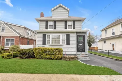 4 Aberdeen St, Malverne, NY 11565