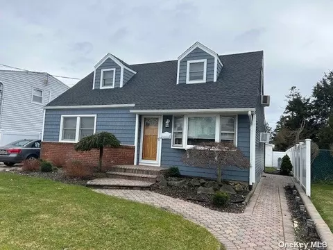 13 Virginia Ave, Plainview, NY 11803