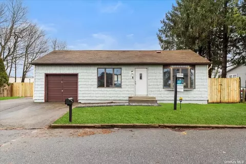 142 Terrace Ave, West Babylon, NY 11704