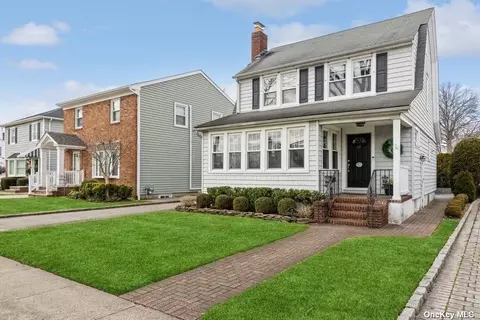 17 Stratford Ave, Garden City, NY 11530