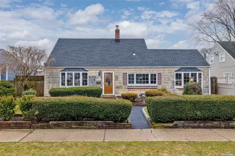 8 Glade Ln, Levittown, NY 11756