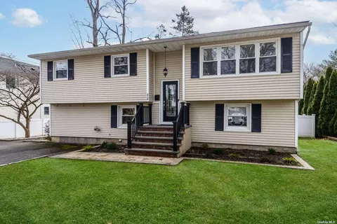 32 Highland View Dr, Bayville, NY 11709