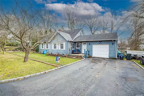 14 Joshua St, Huntington Station, NY 11746