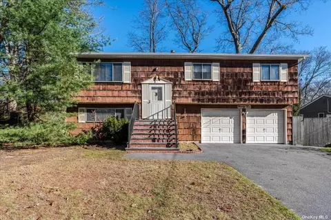 95 Duncan Ave, Ronkonkoma, NY 11779