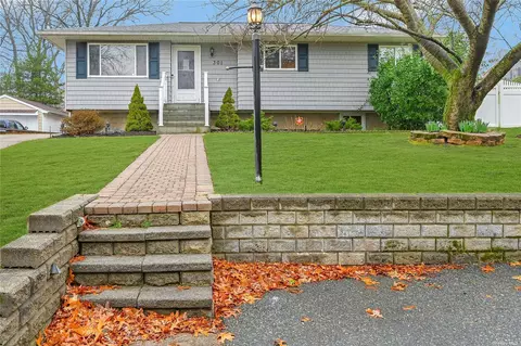 301 Ontario St, Ronkonkoma, NY 11779
