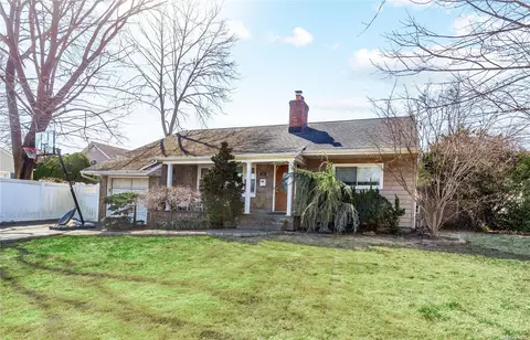 11 Anding Ave, Merrick, NY 11566