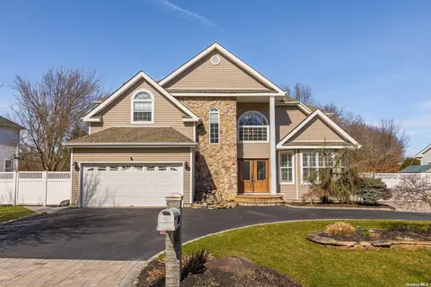 29 Laurel Ln, Holtsville, NY 11742