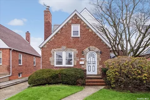 82-09 256th St, Floral Park, NY 11004