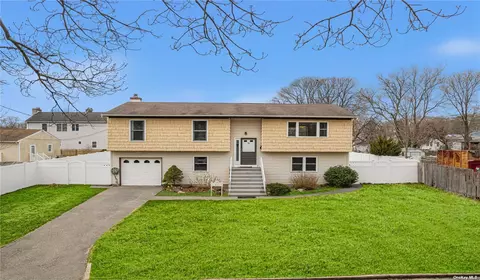 60 Kunigunda Pl, Islip Terrace, NY 11752